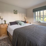 KINGSIZE BEDROOM DOWNSTAIRS WITH VIEWS OF THE GARDEN